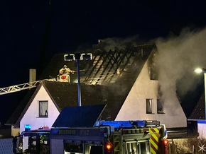 FW-Heiligenhaus: Dachstuhlbrand eines Mehrfamilienhauses