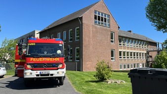 Feuerwehr Grevenbroich: FW Grevenbroich: Feuerwehr l&ouml;scht Kleinbrand in Grevenbroicher Wilhelm-von-Humboldt Gesamtschule