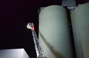 Feuerwehr Recklinghausen: FW-RE: Erstmeldung: Schwelbrand in einem Getreidesilo - komplizierte, lang andauernde Löschmaßnahmen