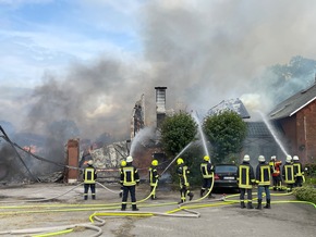 FW-RD: Großfeuer auf landwirtschaftlichem Betrieb in Pemeln
