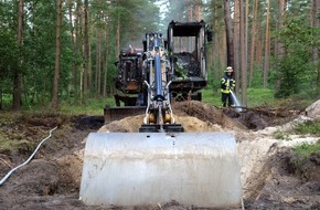 Freiwillige Feuerwehr Hamb&uuml;hren: FW Hamb&uuml;hren: Nachl&ouml;scharbeiten im Wald nach Baggerbrand - Ausbreitung auf Waldgebiet verhindert