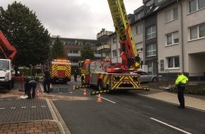 Feuerwehr Ratingen: FW Ratingen: Ausfall einer Hubarbeitsbühne - Arbeiter aus luftiger Höhe gerettet - bebildert