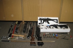 Polizeidirektion Göttingen: POL-GOE: (1160/2007) Nach Bedrohung umfangreiches Waffenarsenal sichergestellt - Foto im Download