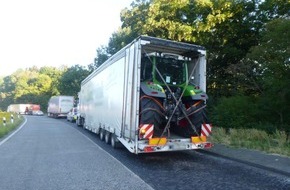 Polizeipräsidium Mittelhessen - Pressestelle Lahn - Dill: POL-LDK: Ladefläche (zu) voll ausgenutzt - Traktortransport so nicht statthaft