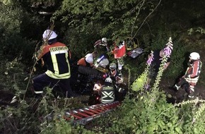 Polizeidirektion Trier: POL-PDTR: Quadfahrer stürzt Abhang hinunter und verunglückt schwer