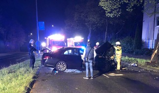 Polizei Rheinisch-Bergischer Kreis: POL-RBK: Bergisch Gladbach - Pkw fährt gegen Baum - Zwei Personen leicht verletzt