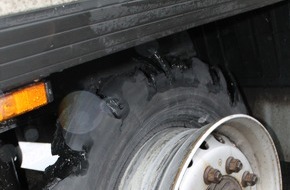 Polizeidirektion Kaiserslautern: POL-PDKL: Gefahrgut-LKW mit defektem Reifen aus dem Verkehr gezogen