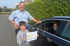 Polizei Paderborn: POL-PB: Sicher im Straßenverkehr - Kinder überreichen Dank- beziehungsweise Denkzettel