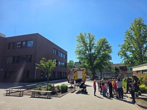 FW-WRN: Besuch der Feuerwehr an der Wiehagengrundschule: Brandschutz zum Anfassen