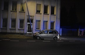 Polizei Mönchengladbach: POL-MG: Verkehrsunfall unter Alkoholeinwirkung - zwei Männer schwer verletzt