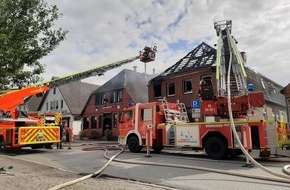Kreisfeuerwehrverband Segeberg: FW-SE: Großfeuer zersört Wohnhaus in der Innenstadt