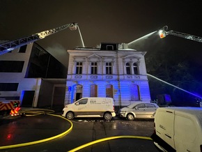 FW-Velbert: Großbrand zerstört altes Fabrikgebäude