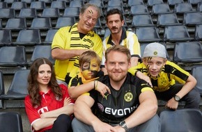 SAT.1: Fußball ist unsere Liebe! Axel Stein, Julia Hartmann und Tom Gerhardt in der SAT.1-Komödie "Volltreffer" am 4. Oktober 2016