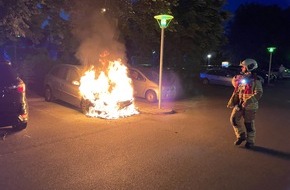 Feuerwehr Dresden: FW Dresden: Feuerwehr löscht brennende Fahrzeuge