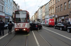 Polizei Duisburg: POL-DU: DU-Hochfeld: Straßenbahn kollidiert mit PKW, 2 Personen verletzt