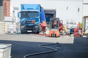 Kreisfeuerwehrverband Rendsburg-Eckernförde: FW-RD: Gefahrguteinsatz auf Betriebshof in Holtsee - 90 Einsatzkräfte im Einsatz In der Dorfstraße in Holtsee, kam es Heute bei einem Betrieb zu einem Gefahrgutunfall mit 1000 Liter Salpetersäure