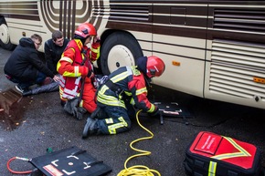 FW-Heiligenhaus: Busunfall und andere Katastrophen (Meldung 24/2017)