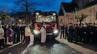 Feuerwehr Schermbeck: FW-Schermbeck: Segnung des neuen Fahrzeugs