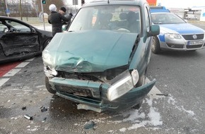 Polizeiinspektion Hameln-Pyrmont/Holzminden: POL-HOL: Unfall "Bültekreuzung": Zusammenstoß fordert zwei Leichtverletzte - 20.000, -- EUR Sachschaden -