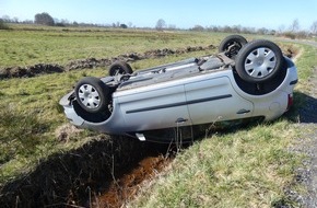 Polizeiinspektion Cuxhaven: POL-CUX: Verkehrsunfall in der Wingst - PKW überschlägt sich (Foto im Anhang)