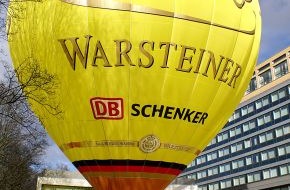 Warsteiner Brauerei: Mit dem Heißluftballon ins Land der Drachen / WARSTEINER bringt deutsche Fan-Fahne zur Olympiade nach Beijing