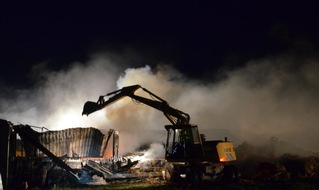 Kreisfeuerwehrverband Rendsburg-Eckernförde: FW-RD: Feuer vernichtet Lagerhalle, 100 Einsatzkräfte im Einsatz

Ergänzung zur OTS-Meldung vom 13.08.2019 - 20:02 Uhr