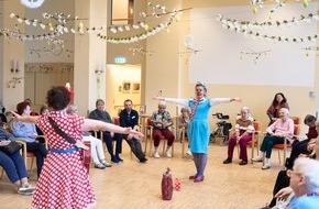 ROTE NASEN: ROTE NASEN startet 'M&auml;rchenmobil' gegen Demenz in Berlin