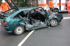 Polizeiinspektion Hameln-Pyrmont/Holzminden: POL-HOL: Vier Verletzte bei Unfall in Delligsen 17-Jähiger schwebt weiterhin in Lebensgefahr