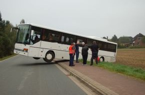 Polizeiinspektion Nienburg / Schaumburg: POL-STH: Schulbus landet auf einem Feld
