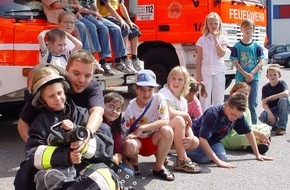 Feuerwehr Essen: FW-E: Ferienspatz brachte 56 Kinder zur Feuerwehr