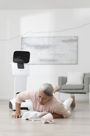 Selbstbestimmt im Alter: Home-Care-Robot medisana temi ist digitaler Helfer für Senioren im Alltag