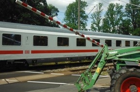 Bundespolizeiinspektion Flensburg: BPOL-FL: Kremperheide - Traktor fährt gegen Bahnschranke - Zug muss bremsen