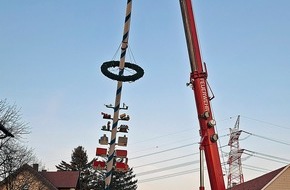 Feuerwehr München: FW-M: Die Standfestigkeit verloren (Langwied)