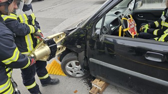 Feuerwehr der Stadt Arnsberg: FW-AR: 16 Einsatzkräfte beenden ihre Grundausbildung