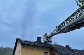 Freiwillige Feuerwehr Menden: FW Menden: Dachstuhlbrand in der Schlesienstraße