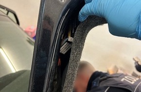Hauptzollamt Landshut: HZA-LA: Rollendes Schmuggelversteck Landshuter Zöllner spüren über 28.000 Zigaretten auf