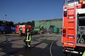 Feuerwehr Essen: FW-E: Feuer in Müll-Sortierhalle der Entsorgungsbetriebe Essen