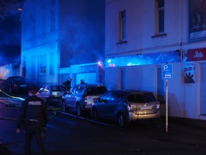 FW-MK: Feuer im Hinterhof - 3 Personen verletzt