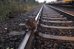 Bundespolizeiinspektion Bremen: BPOL-HB: Holzklotz und Steine auf Bahngleise in Verden gelegt