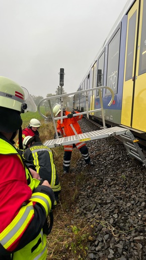 FFW Schiffdorf: Zug schleudert Pkw an Bahnübergang von Fahrbahn: 52 Personen aus Zug evakuiert