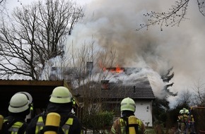 Kreisfeuerwehrverband Segeberg: FW-SE: Großfeuer zerstört Einfamilienhaus - Drei Verletzte