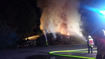 FW-RE: Brennender Holzstapel beschäftigt Feuerwehr stundenlang