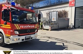 Feuerwehr München: FW-M: BAUMA: Müllpresse in Brand (Messestadt Riem)
