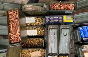 Polizei D&uuml;ren: POL-DN: Waffen, Munition und Bargeld bei Durchsuchung sichergestellt