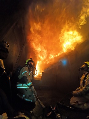 FW-EN: Feuerwehr Herdecke trainiert realistische Brandeinsätze in einem Übungscontainer - Hygienekonzept wird beübt