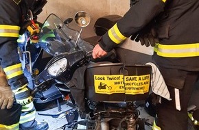 Feuerwehr München: FW-M: BMW kracht gegen Motorräder (Schwabing)