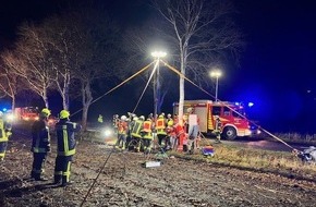 Polizeiinspektion Stade: POL-STD: 19-jähriger Autofahrer bei Unfall in der Gemarkung Ahlerstedt schwer verletzt - Beifahrerin mit leichten Verletzungen