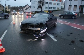 Polizei Rheinisch-Bergischer Kreis: POL-RBK: Bergisch Gladbach - Zwei Verletzte bei Verkehrsunfall mit drei Fahrzeugen