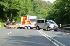 Polizei Minden-Lübbecke: POL-MI: Motorradfahrer prallt auf der B 239 gegen quer stehenden Anhänger