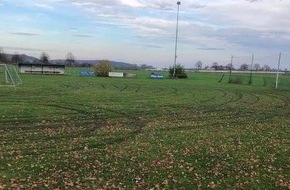 Polizeiinspektion Göttingen: POL-GÖ: (422/2020) Mit dem Auto kreuz und quer über den Sportplatz - Polizei Friedland ermittelt wegen Sachbeschädigung, Zeugen gesucht